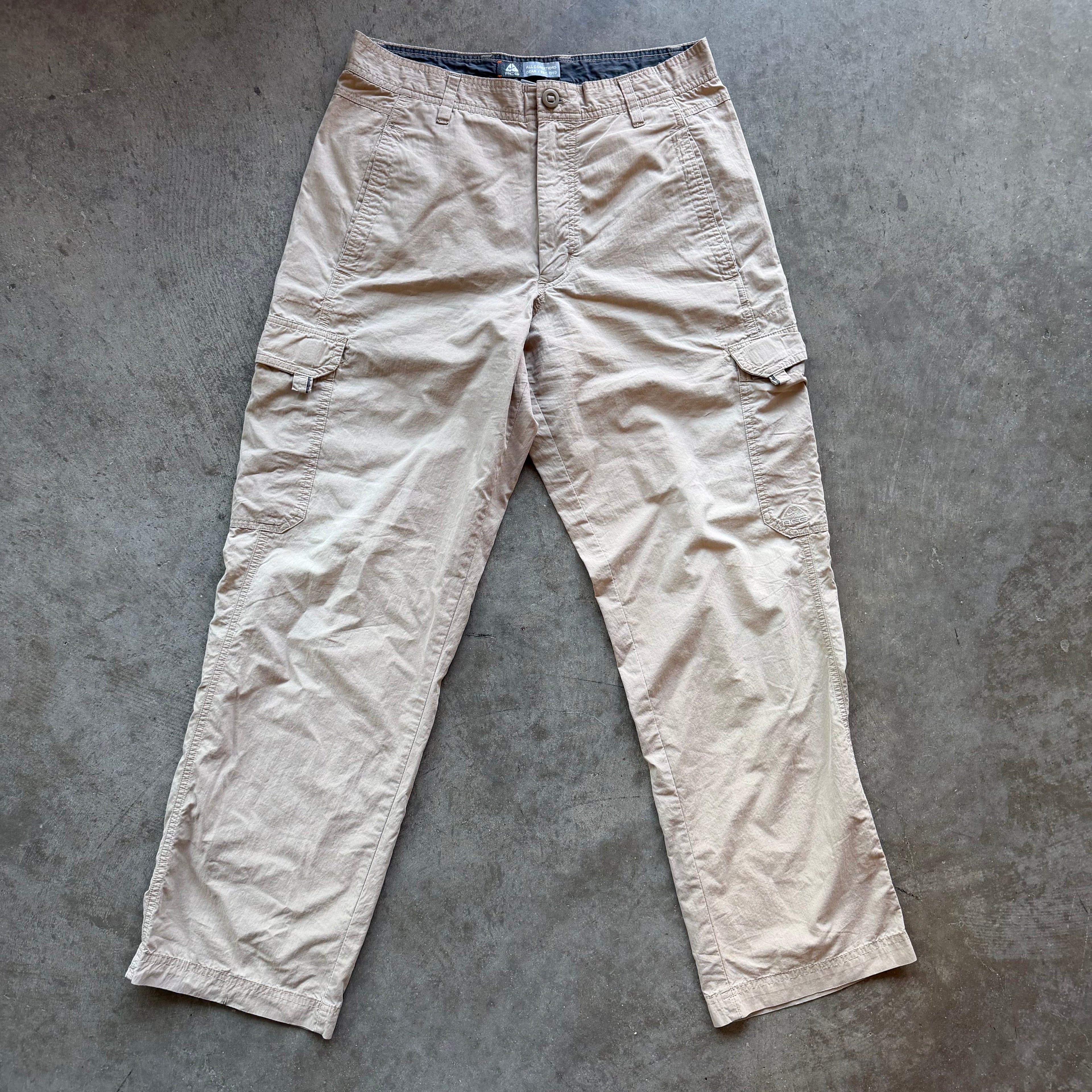 32x30 00s Nike ACG Cargo Pants