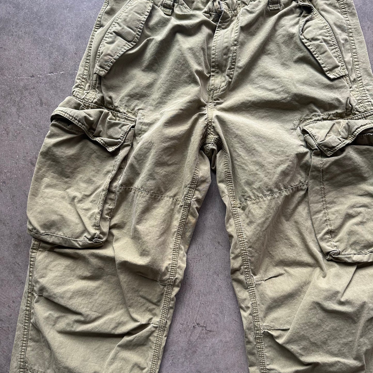 33x30 00s Gap Cargo Pants