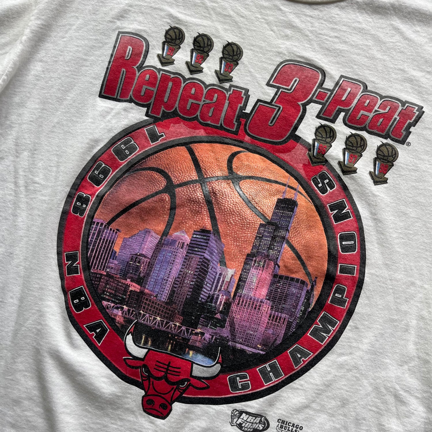 L 98 Chicago Bulls 3 Peat Tee