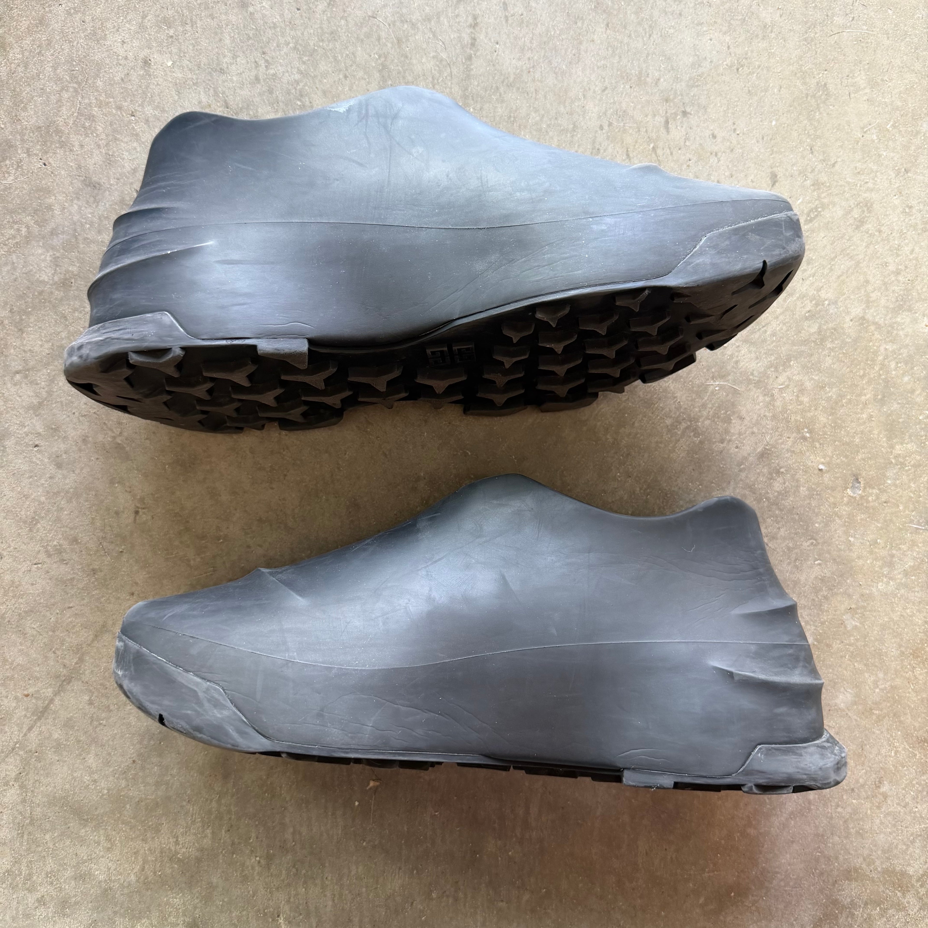 12 Used Givenchy Monumental Mallow Low Rubber Slip On