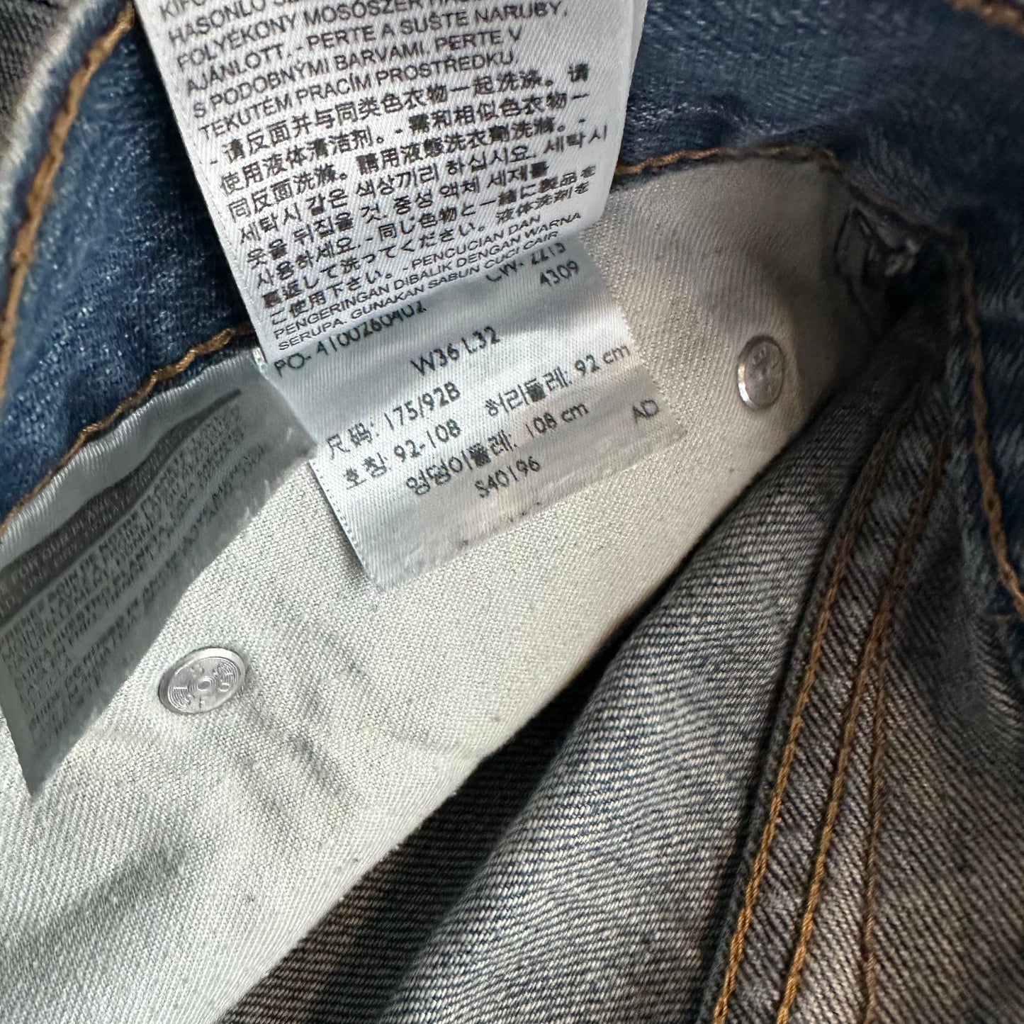 36x32 Distressed Levis Jeans
