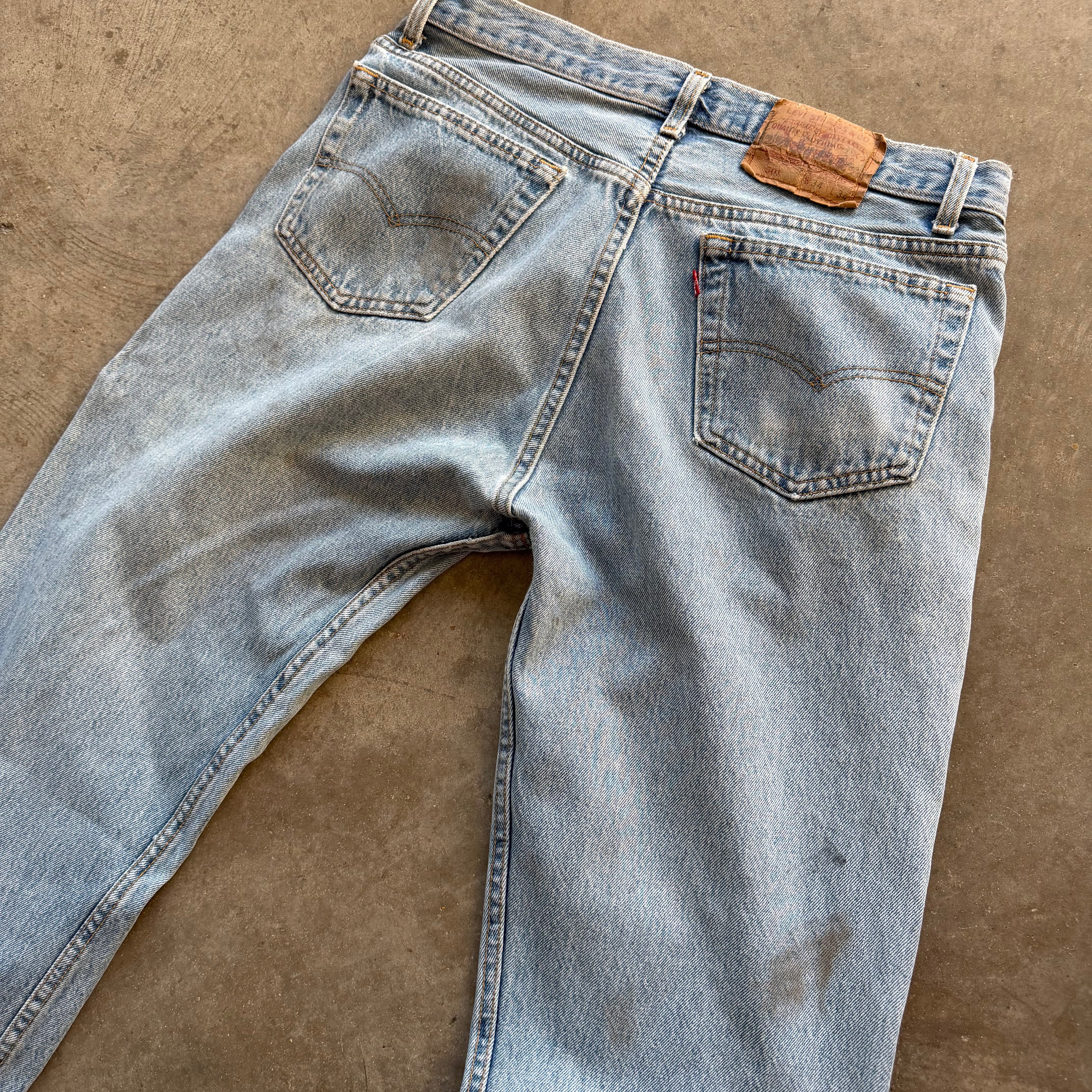32x32 90s Light Wash Levi’s 501s