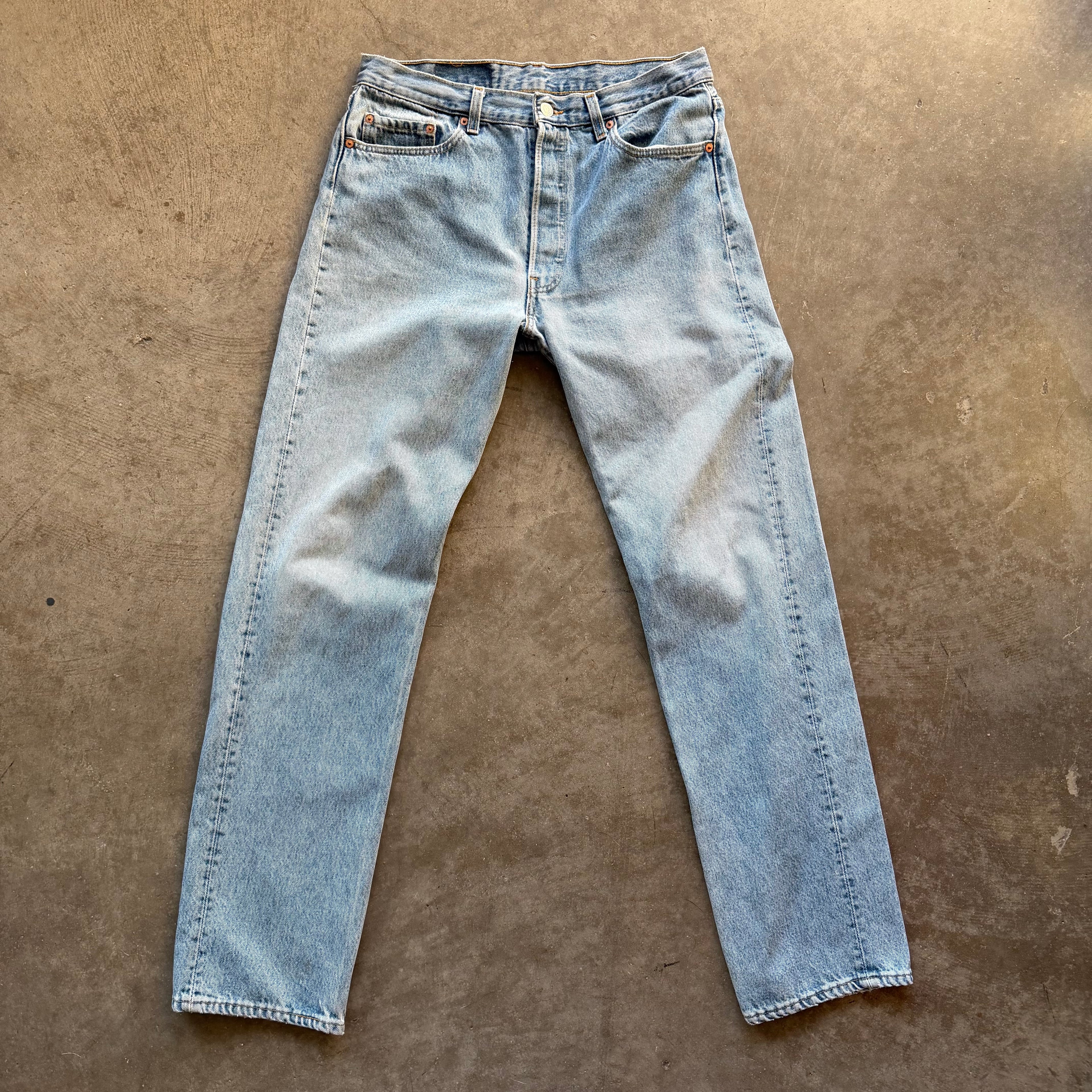 32x32 90s Light Wash Levi’s 501s