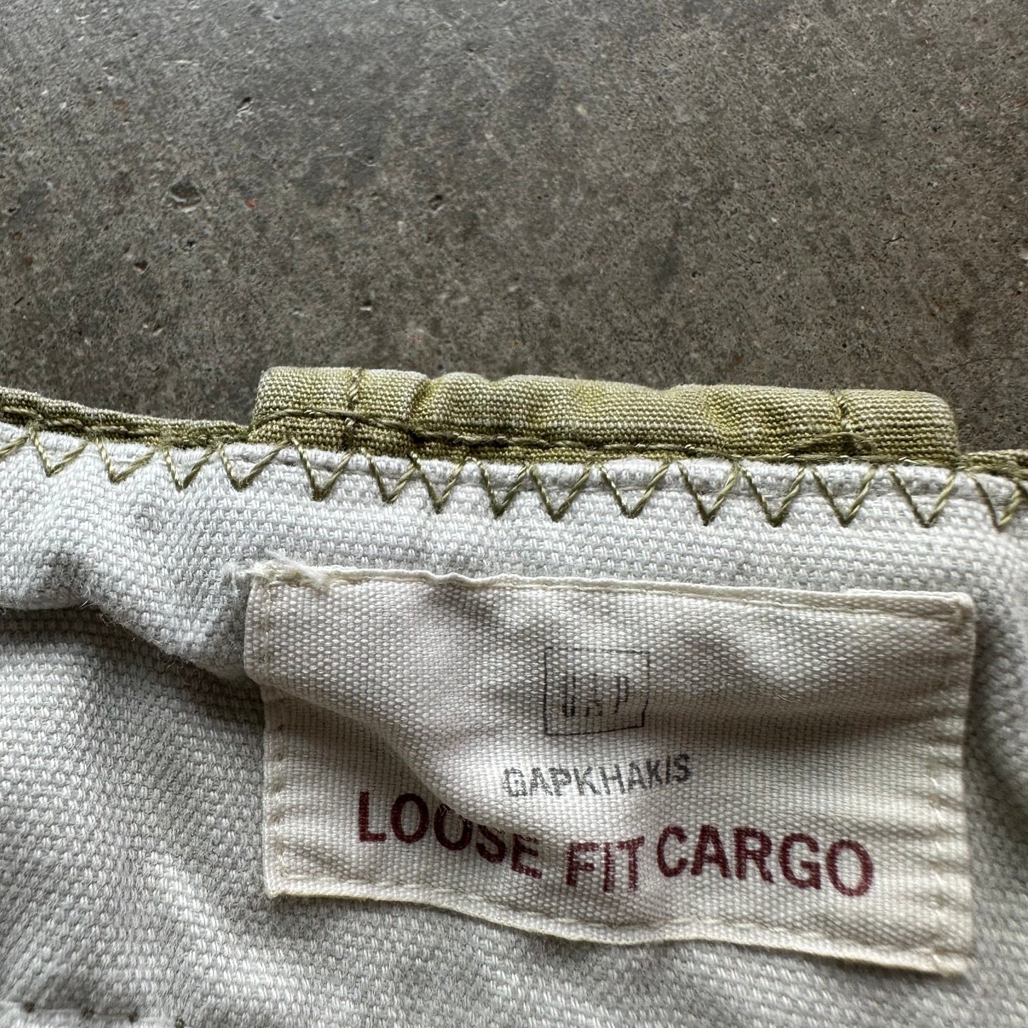 33x30 00s Gap Cargo Pants
