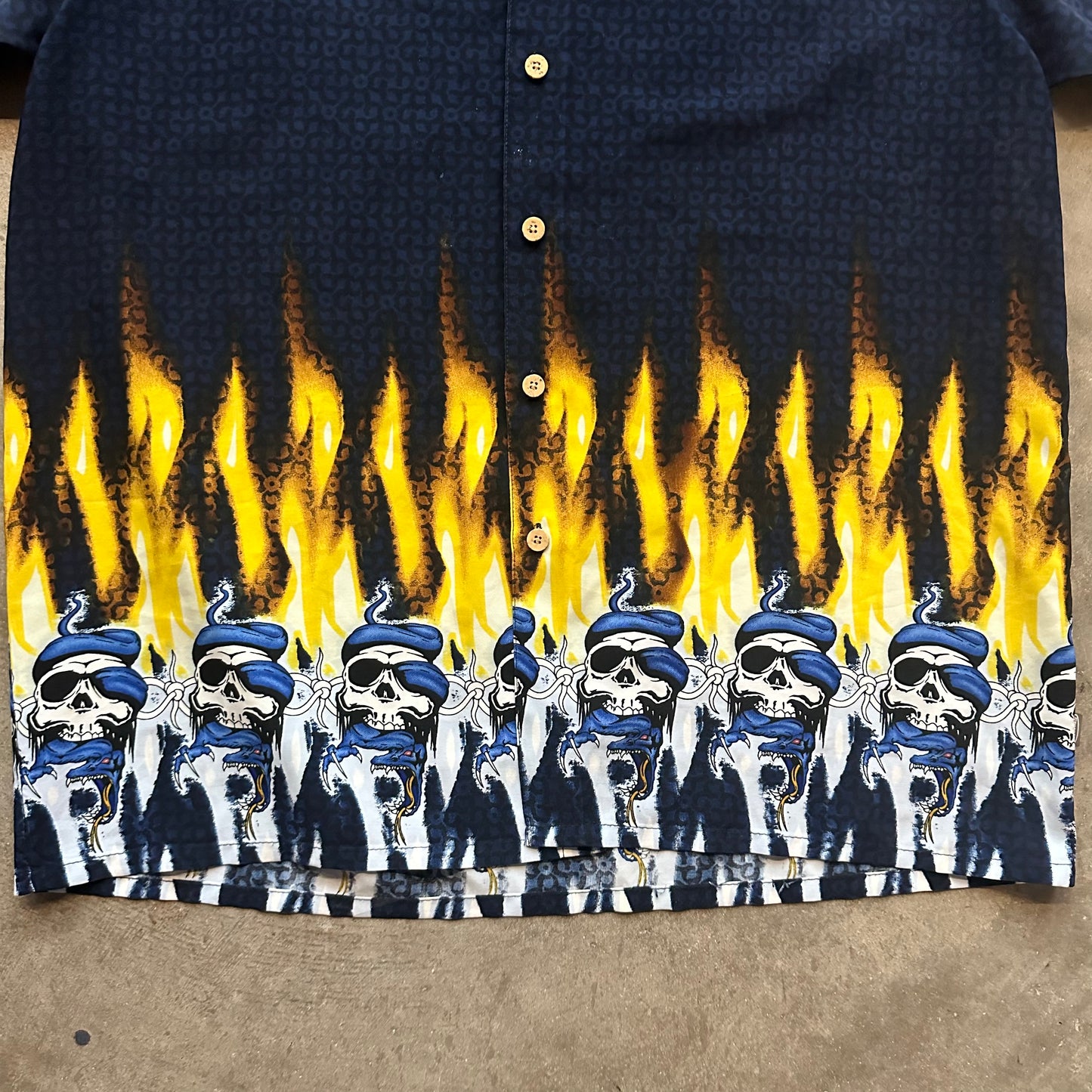 L 00s Button Up Skull Tee