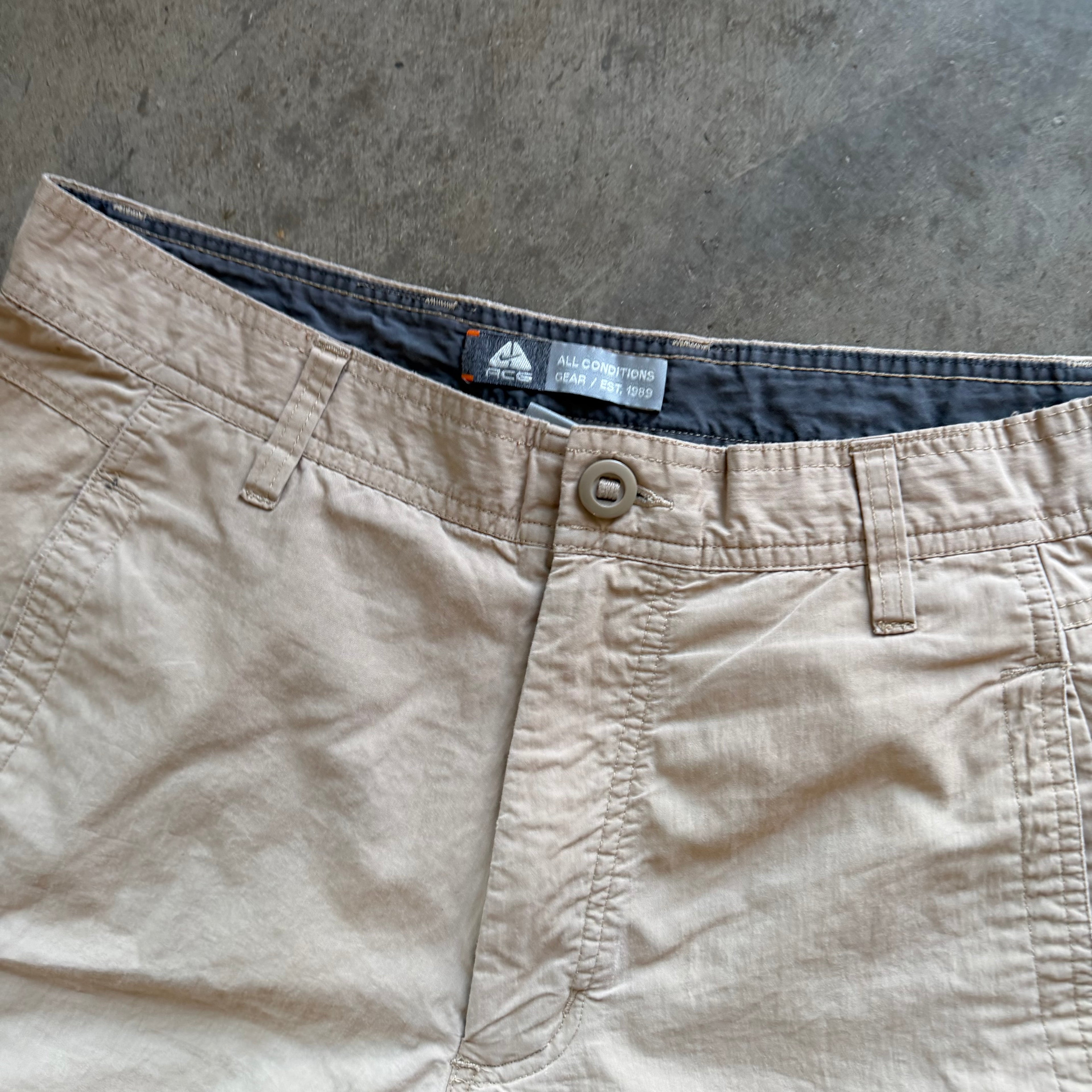 32x30 00s Nike ACG Cargo Pants