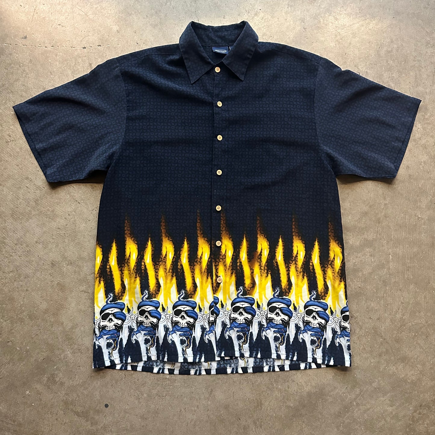 L 00s Button Up Skull Tee