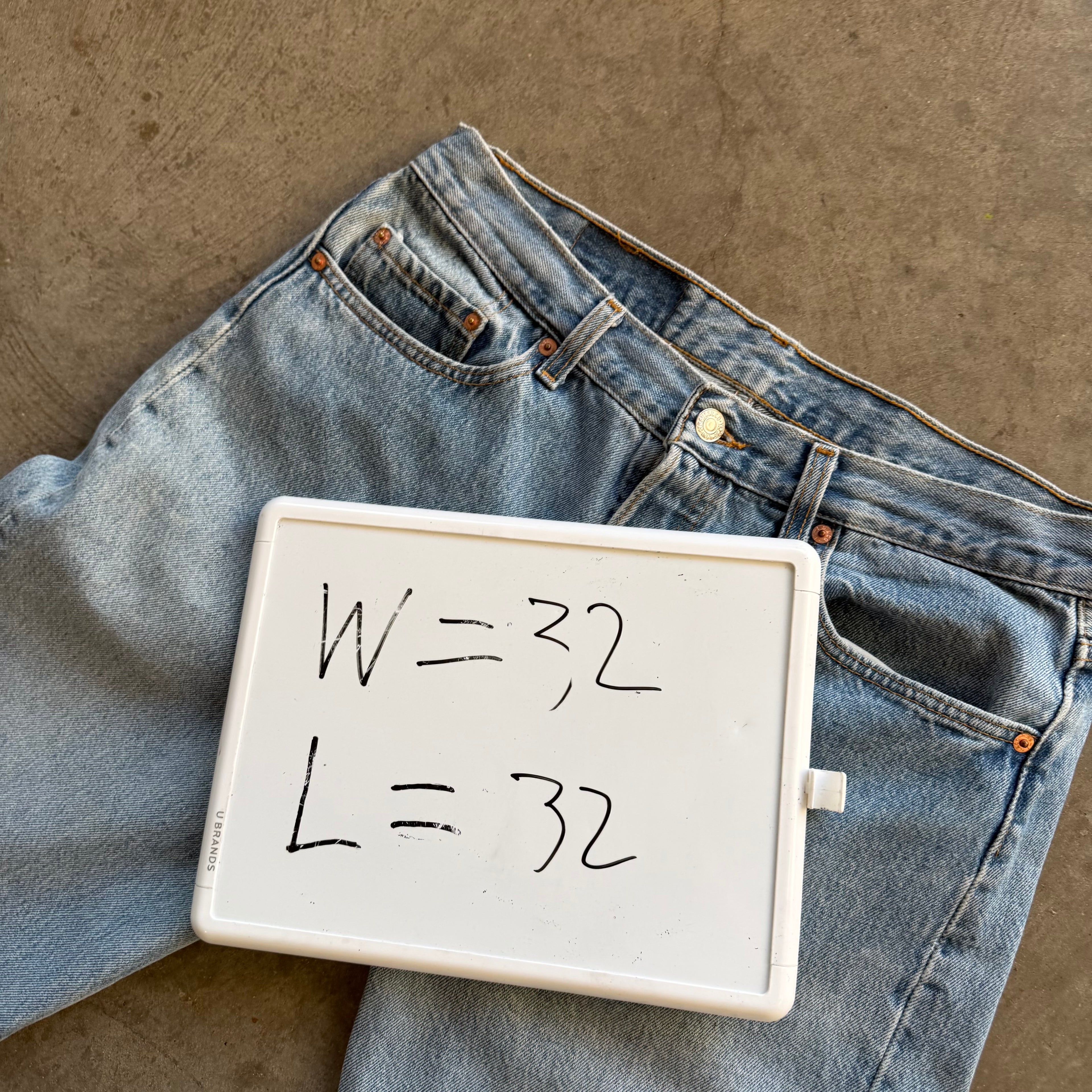 32x32 90s Light Wash Levi’s 501s