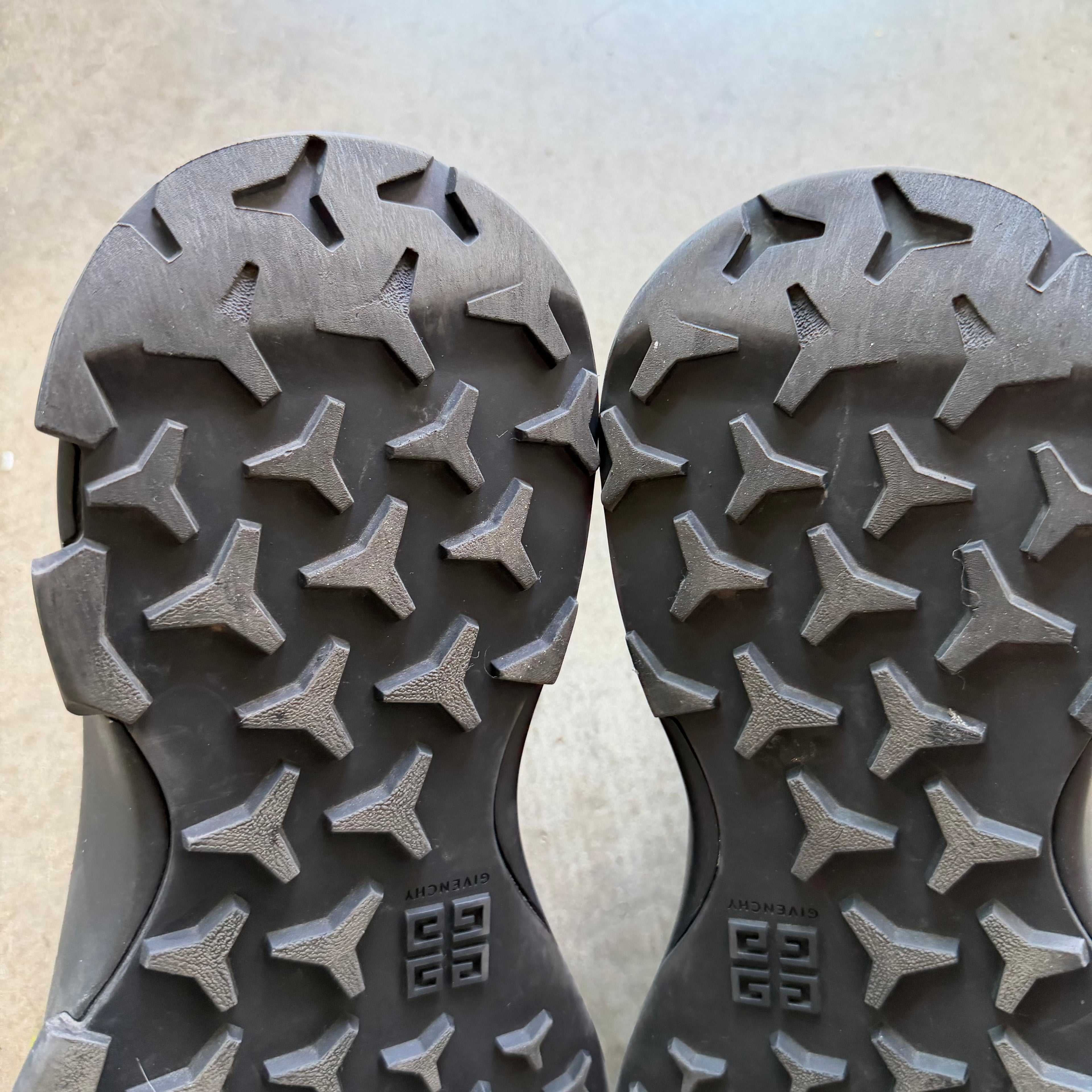 12 Used Givenchy Monumental Mallow Low Rubber Slip On