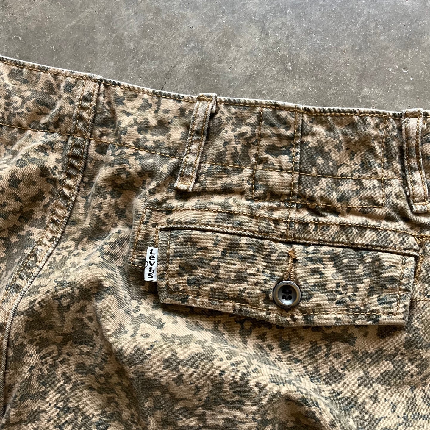 34w 00s Levis Camo Shorts