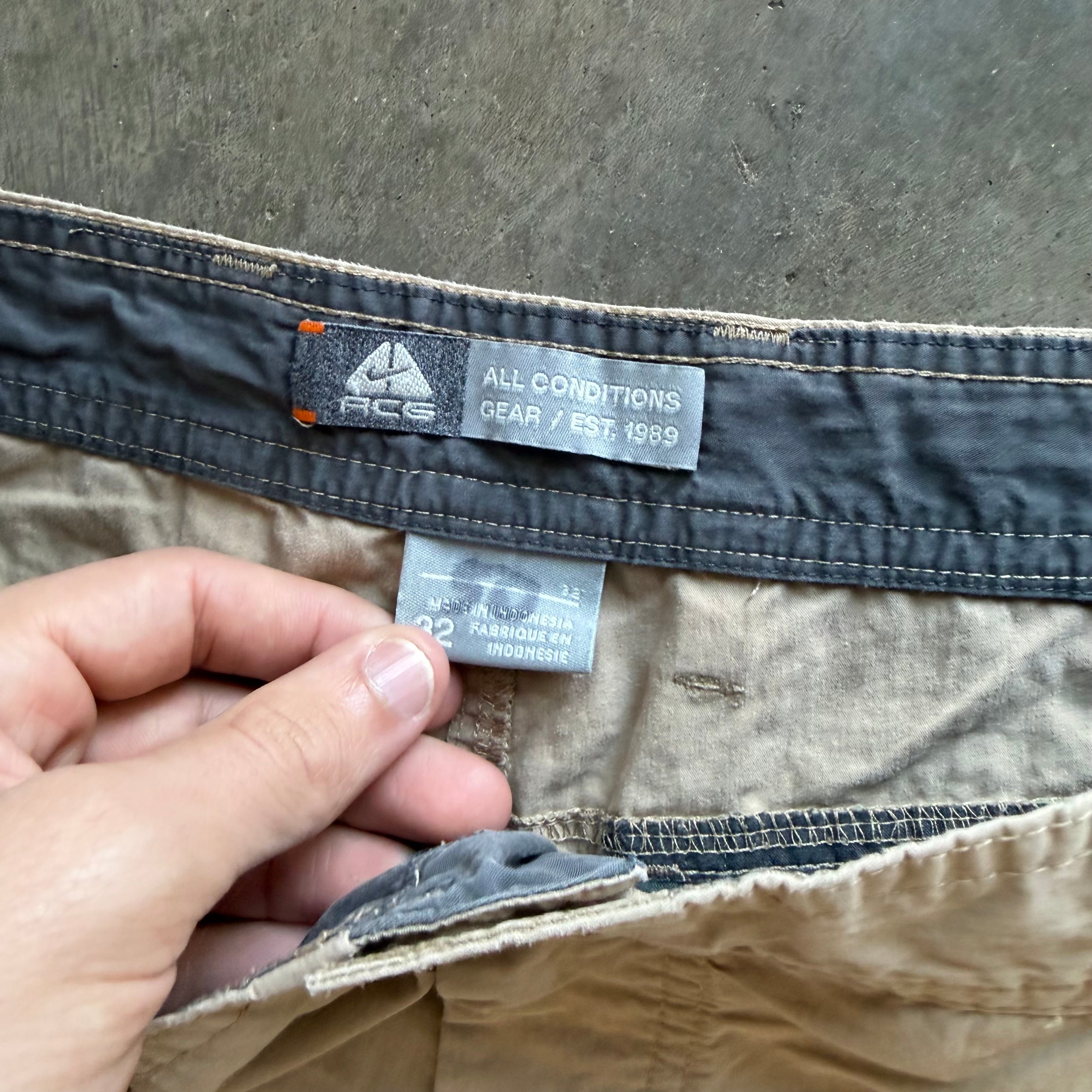 32x30 00s Nike ACG Cargo Pants