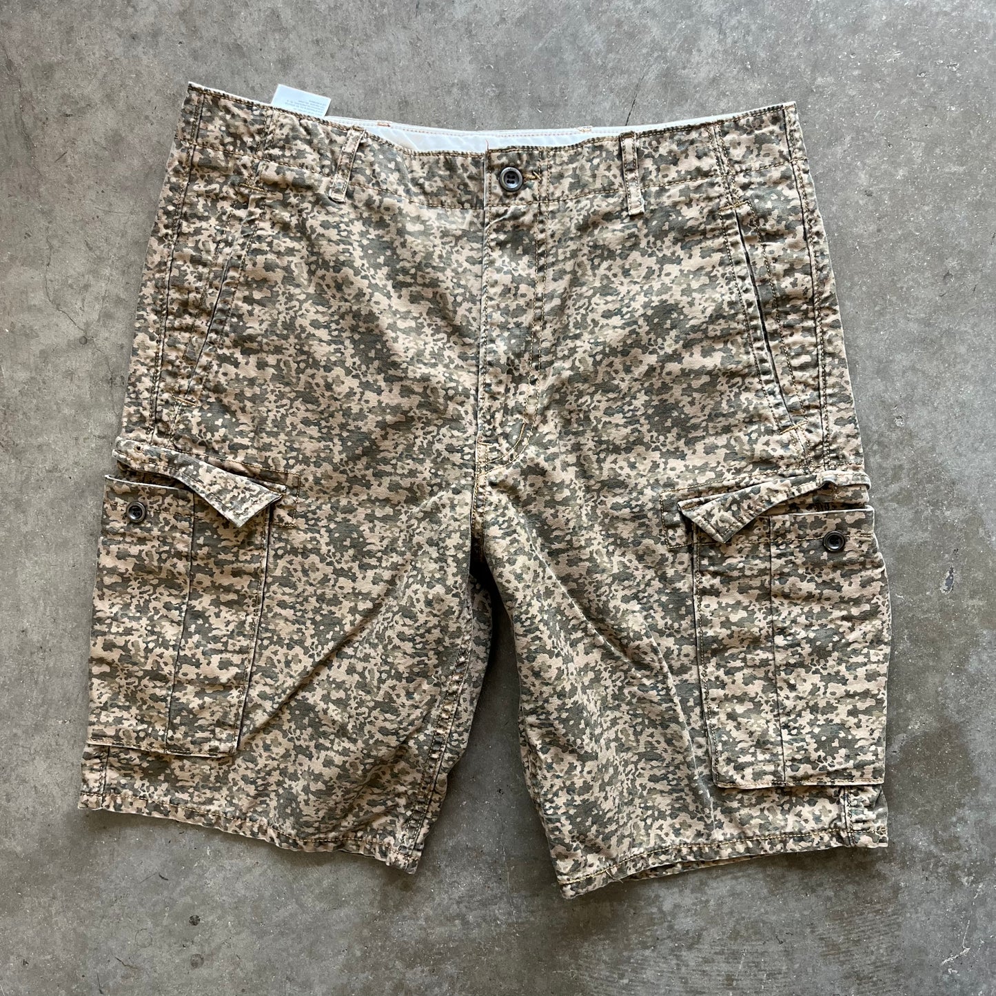 34w 00s Levis Camo Shorts