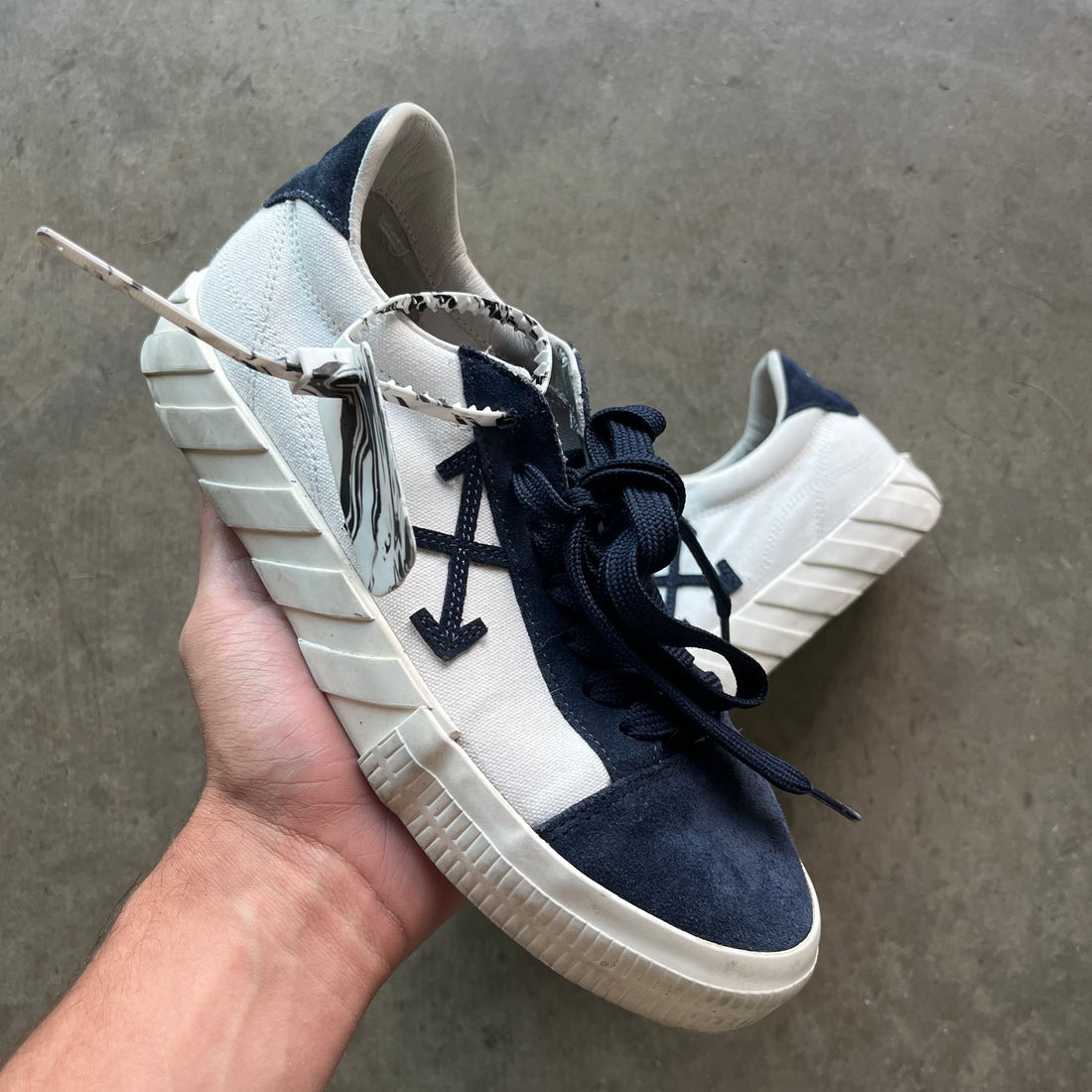 8.5 Used Off White Low Navy Blue
