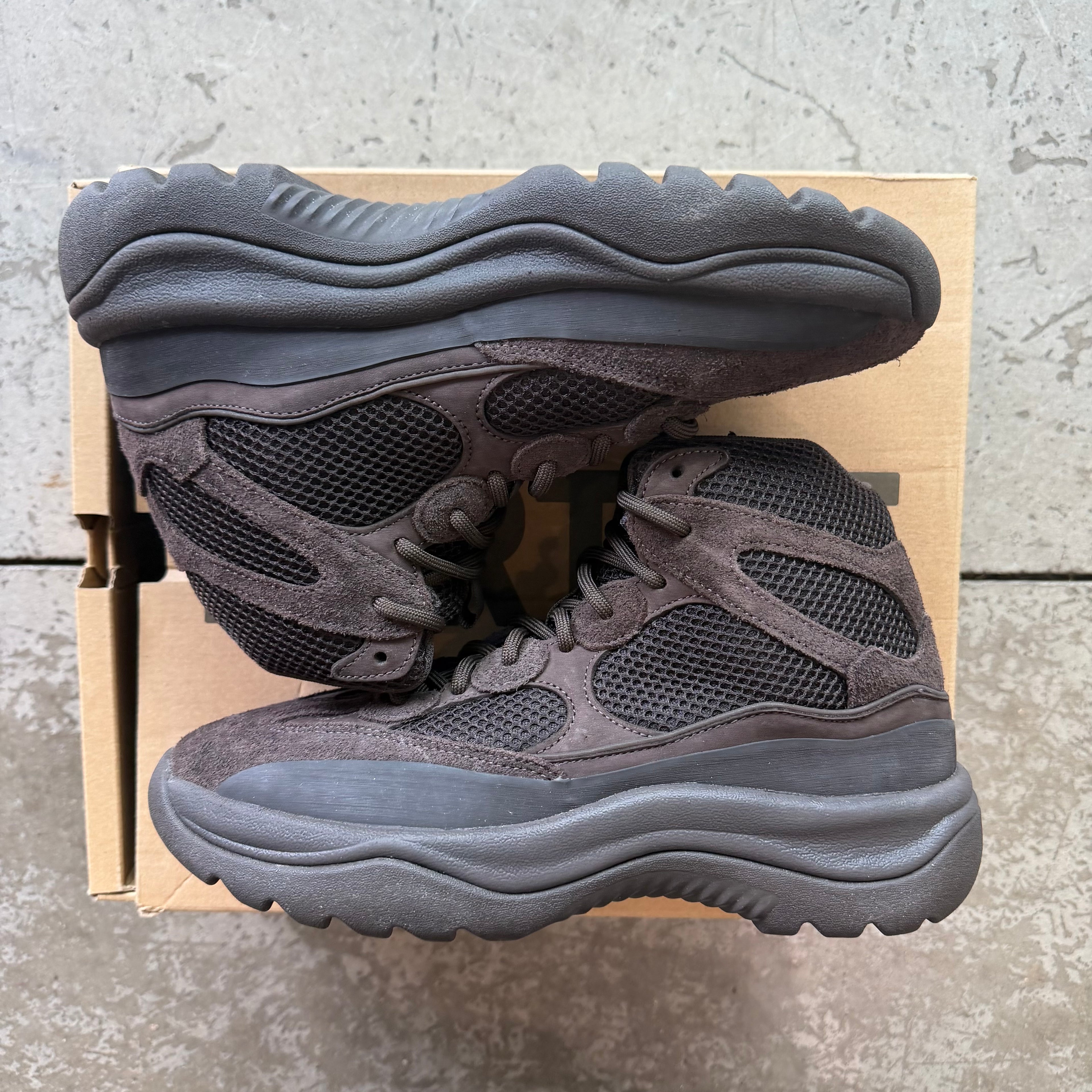 8 Used Yeezy DSRT Boot “Oil”