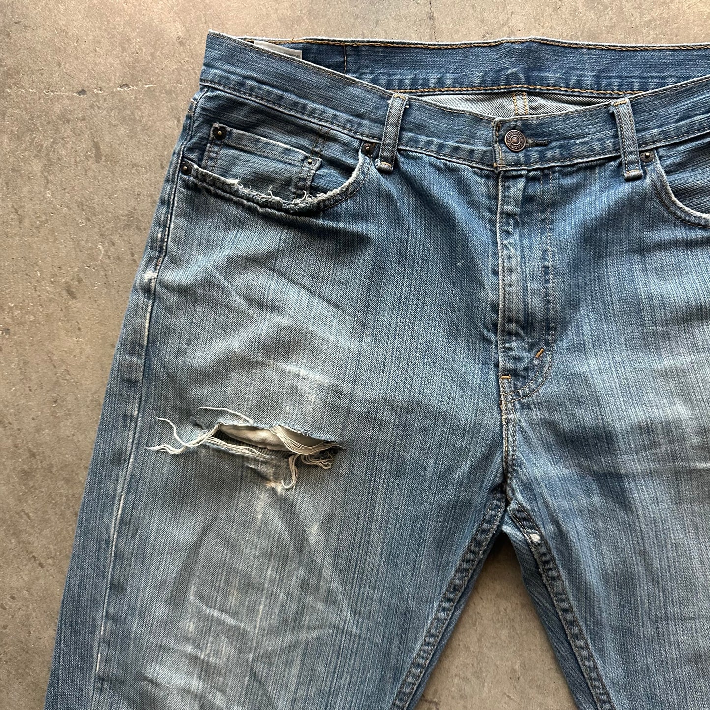 36x32 Distressed Levis Jeans