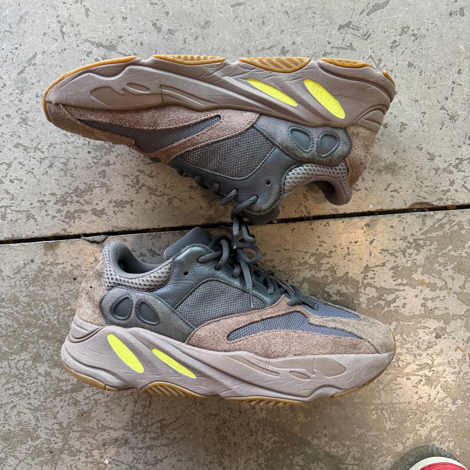 11 Used Yeezy 700 Mauve