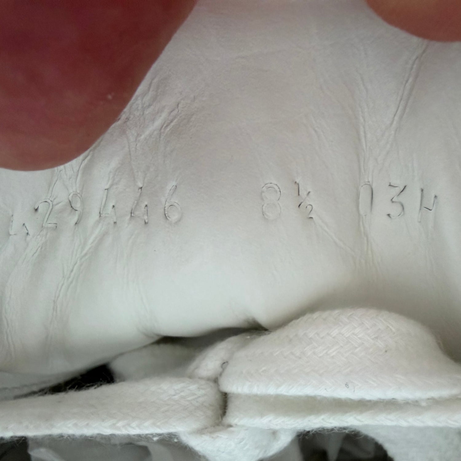 8.5 Used Gucci Ace Embroidered Bee