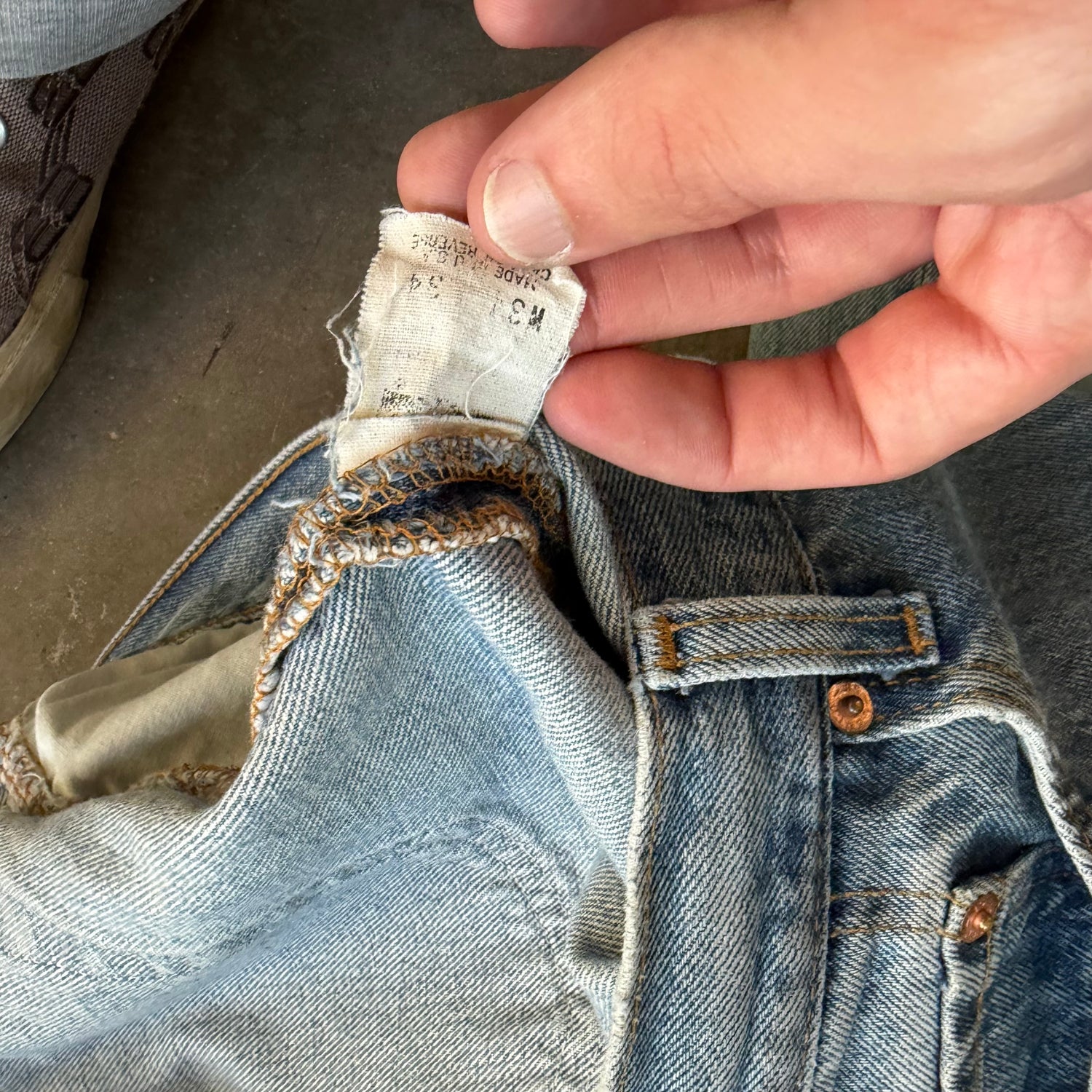 32x32 90s Light Wash Levi’s 501s