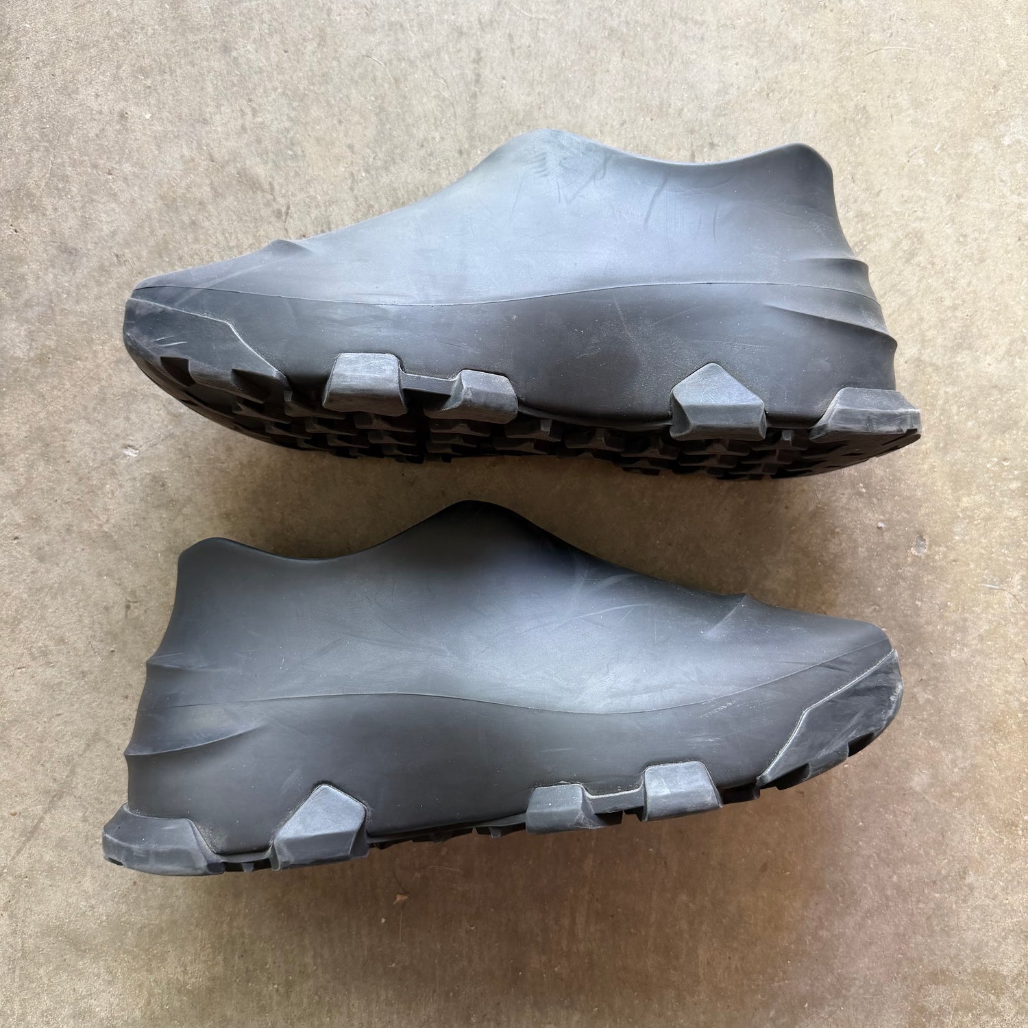 12 Used Givenchy Monumental Mallow Low Rubber Slip On