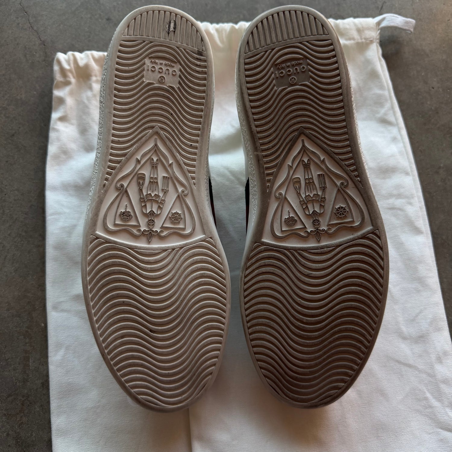 8.5 Used Gucci Ace Embroidered Bee