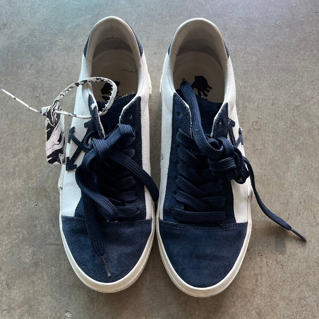 8.5 Used Off White Low Navy Blue