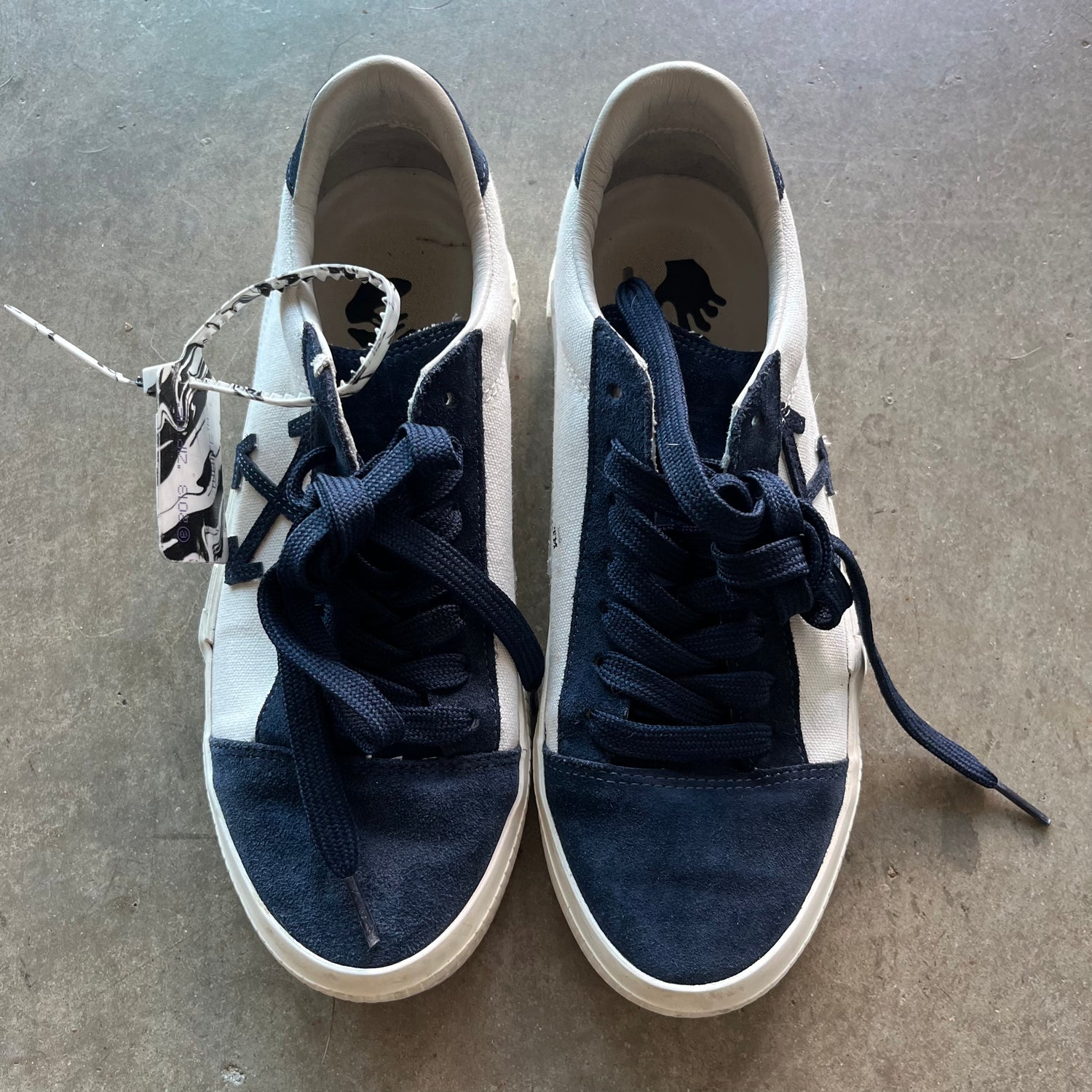 8.5 Used Off White Low Navy Blue