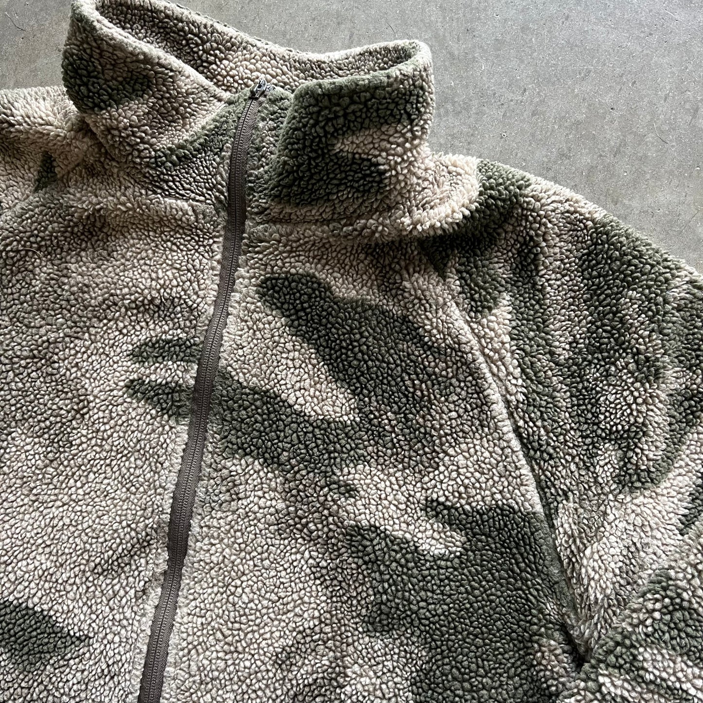 L Cabelas Camo Fleece