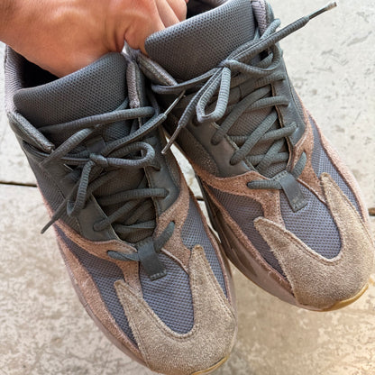 11 Used Yeezy 700 Mauve