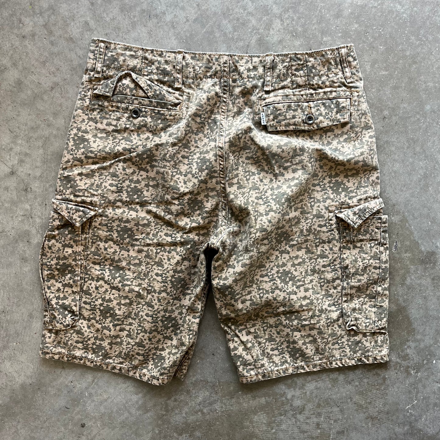 34w 00s Levis Camo Shorts