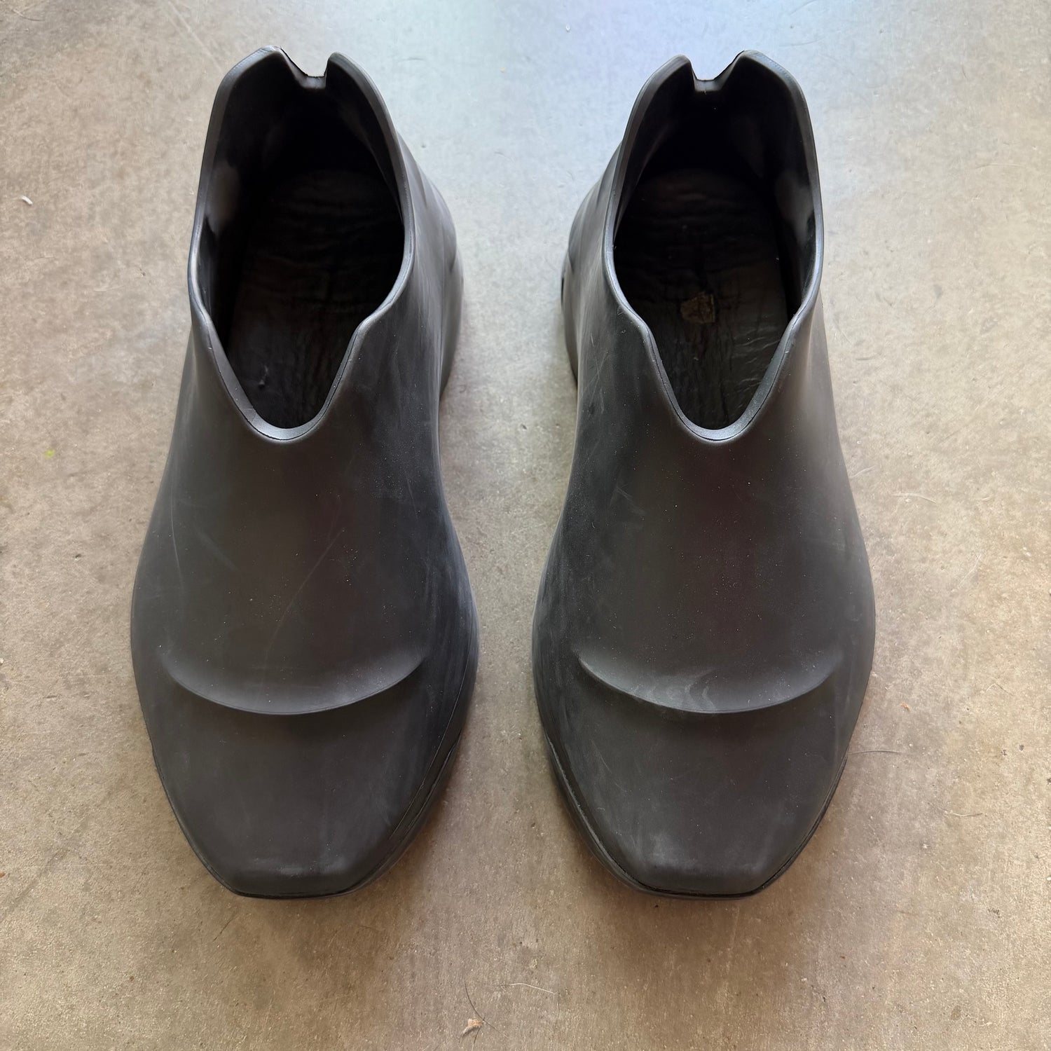 12 Used Givenchy Monumental Mallow Low Rubber Slip On