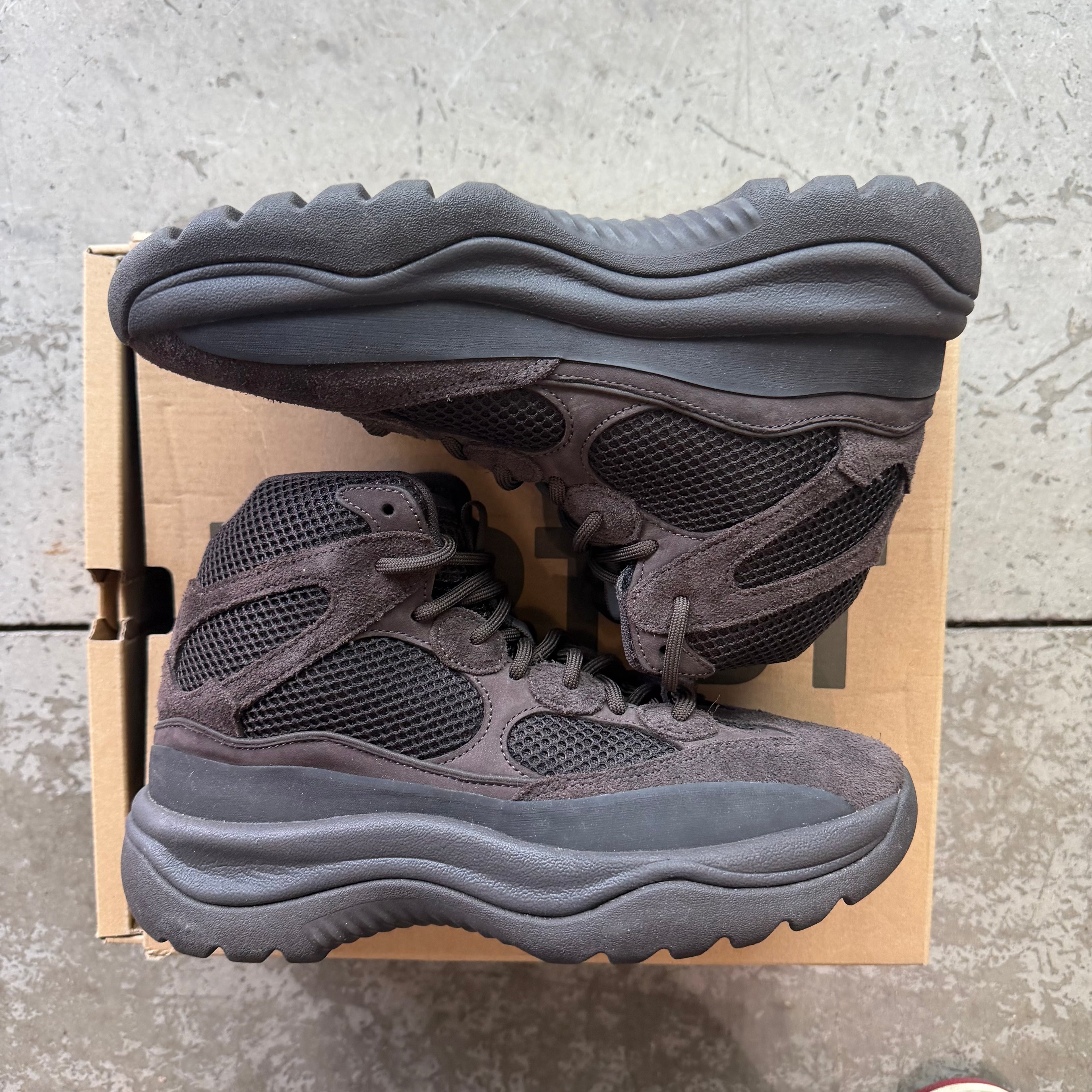 8 Used Yeezy DSRT Boot “Oil”
