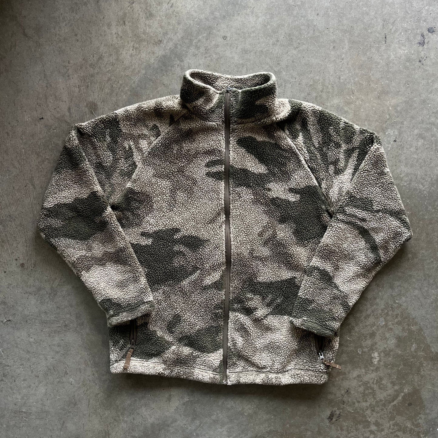 L Cabelas Camo Fleece