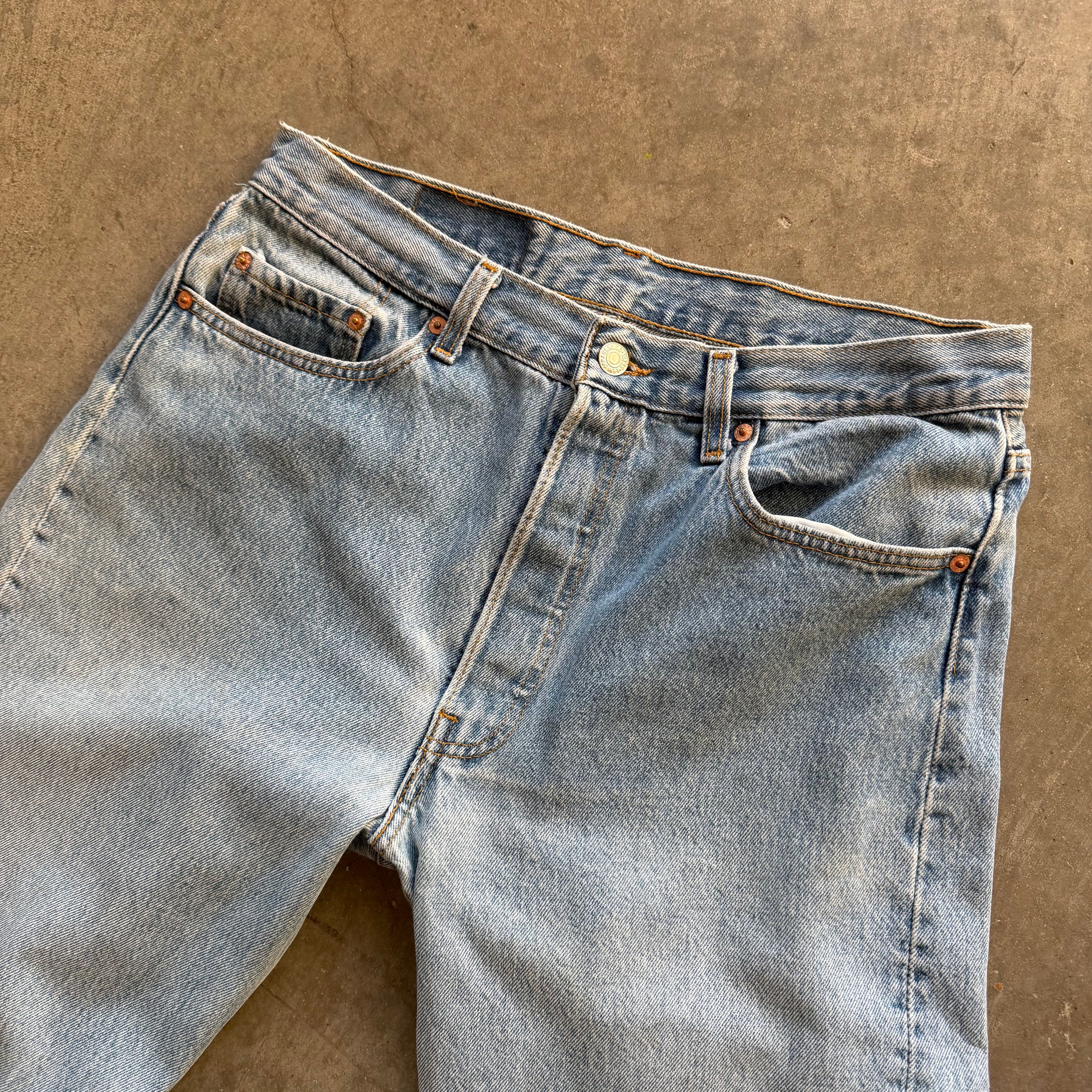 32x32 90s Light Wash Levi’s 501s