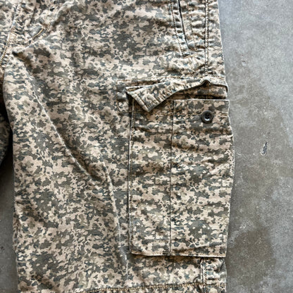 34w 00s Levis Camo Shorts