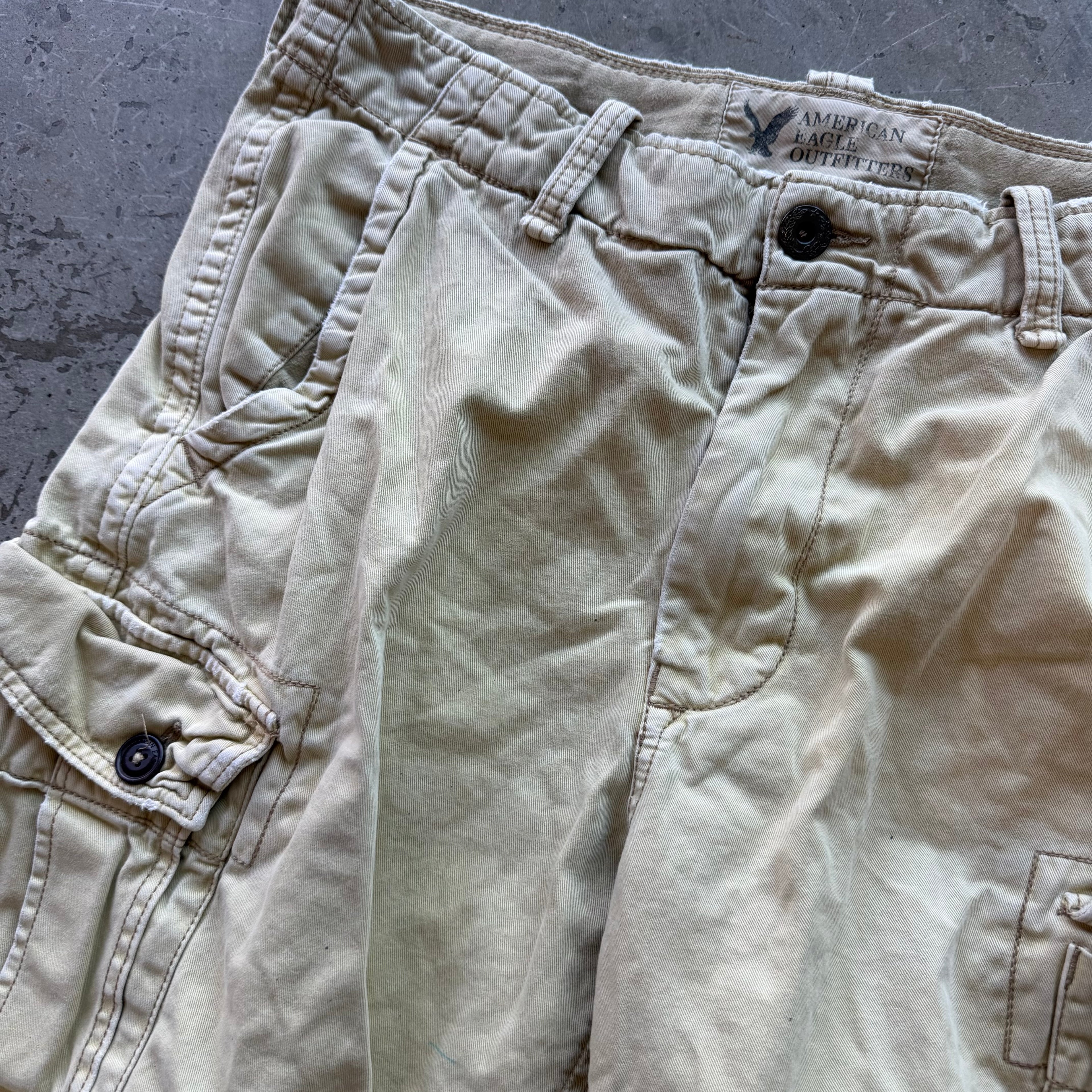 34w 00s American Eagle Cargo Shorts