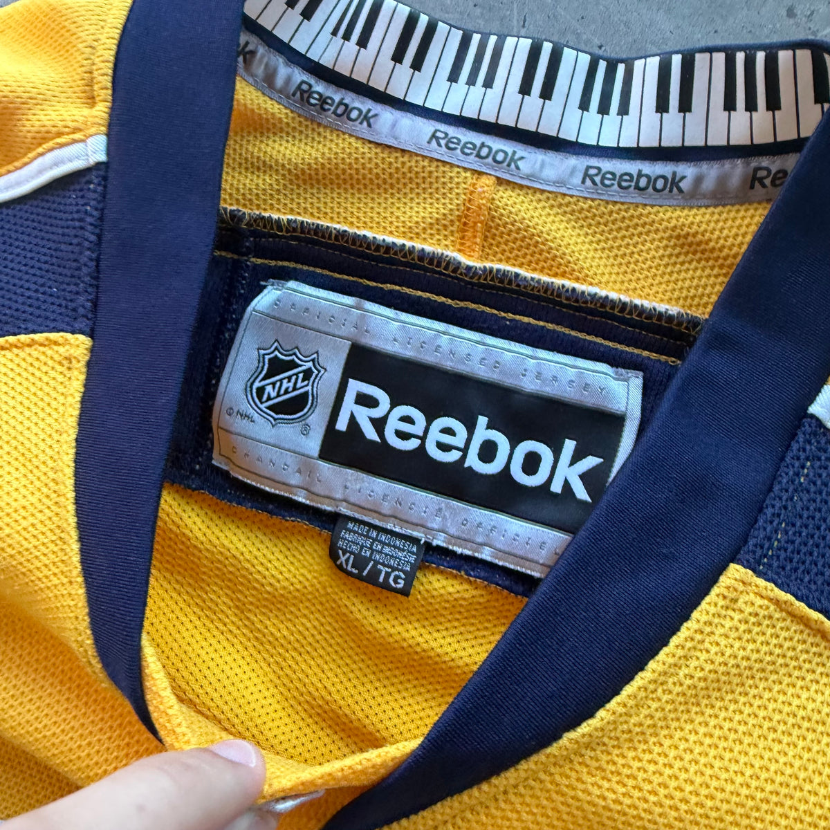 XL 00s Predators Hockey Jersey