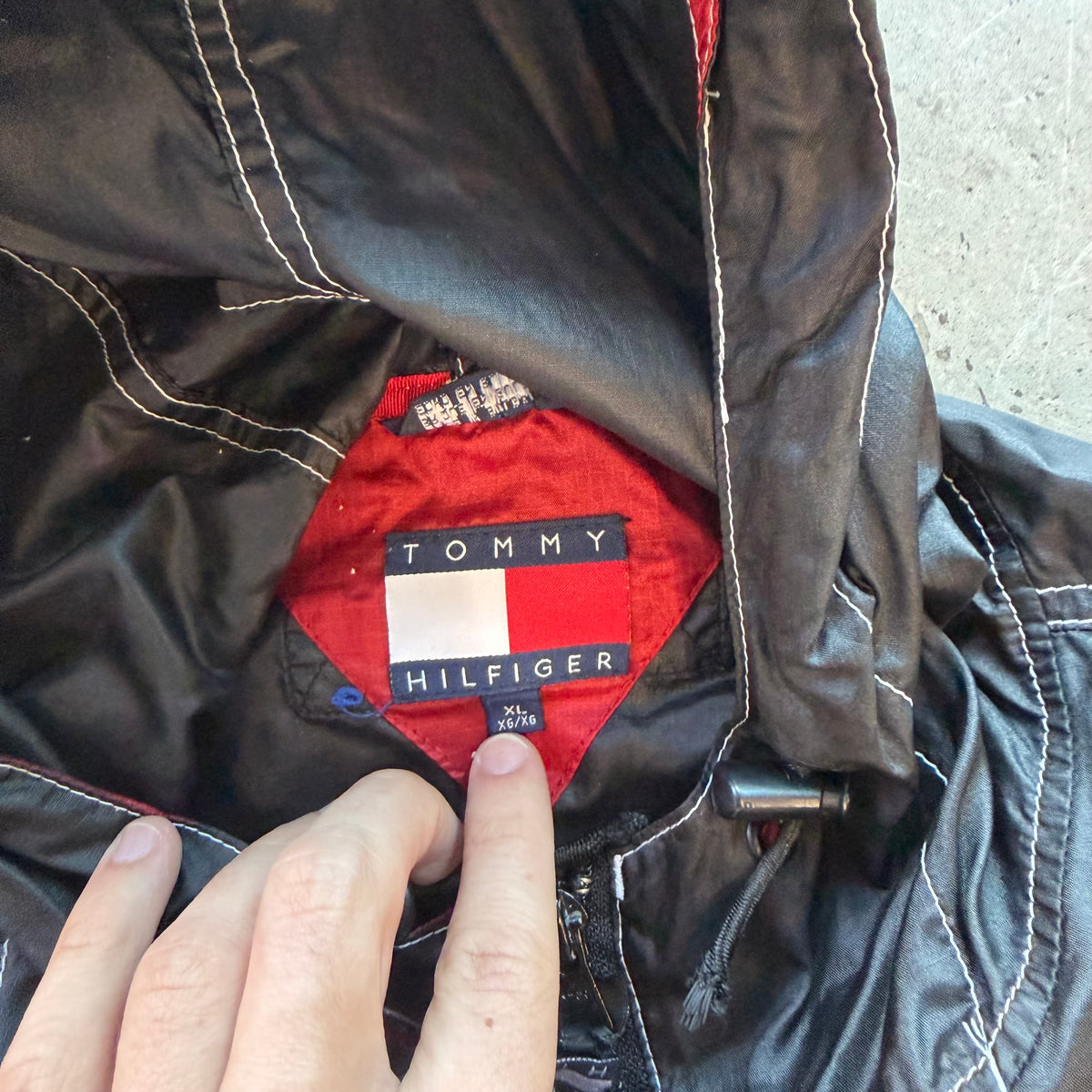 XL 00s Black Hooded Tommy Hilfiger Pullover