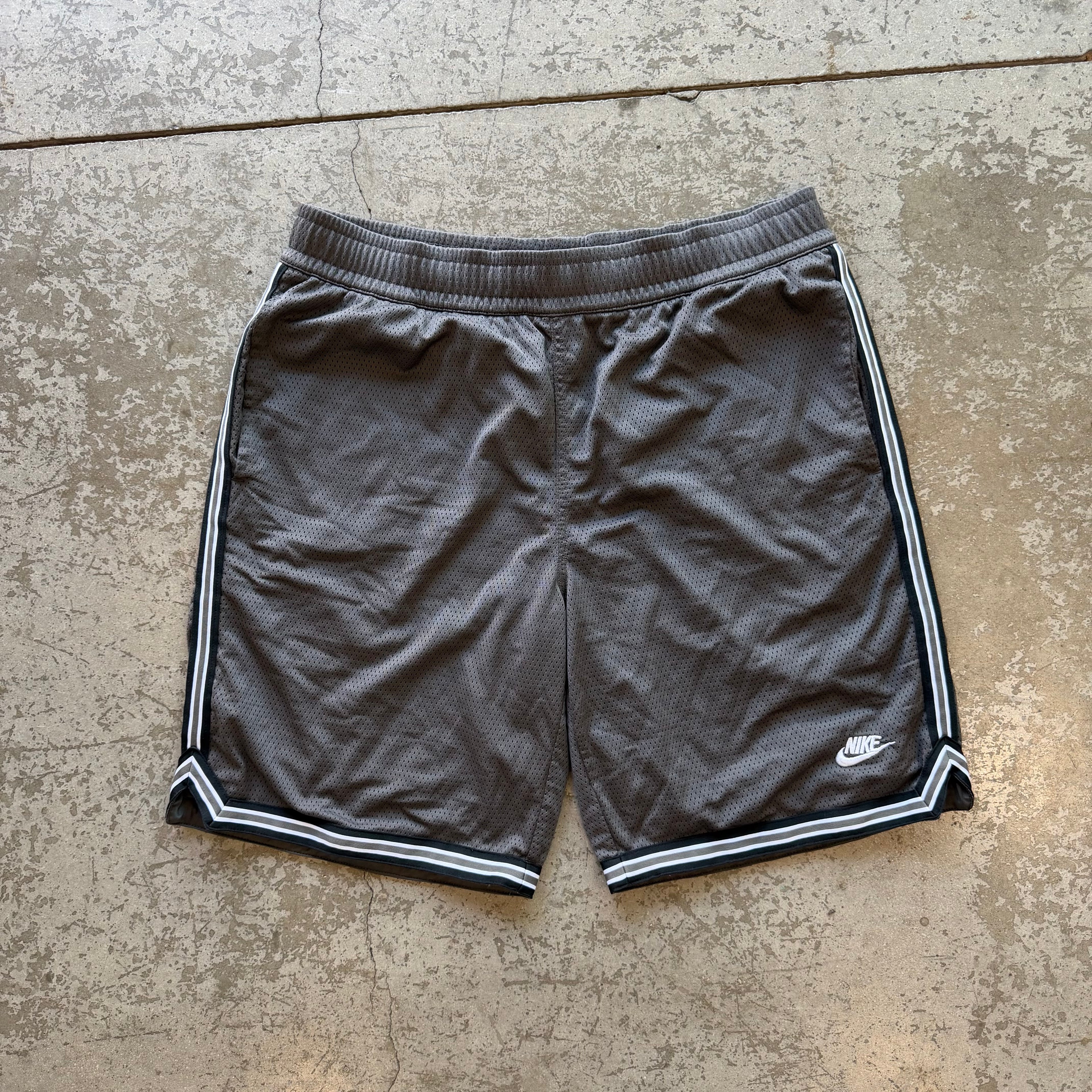 L 00s Nike Athletic Shorts
