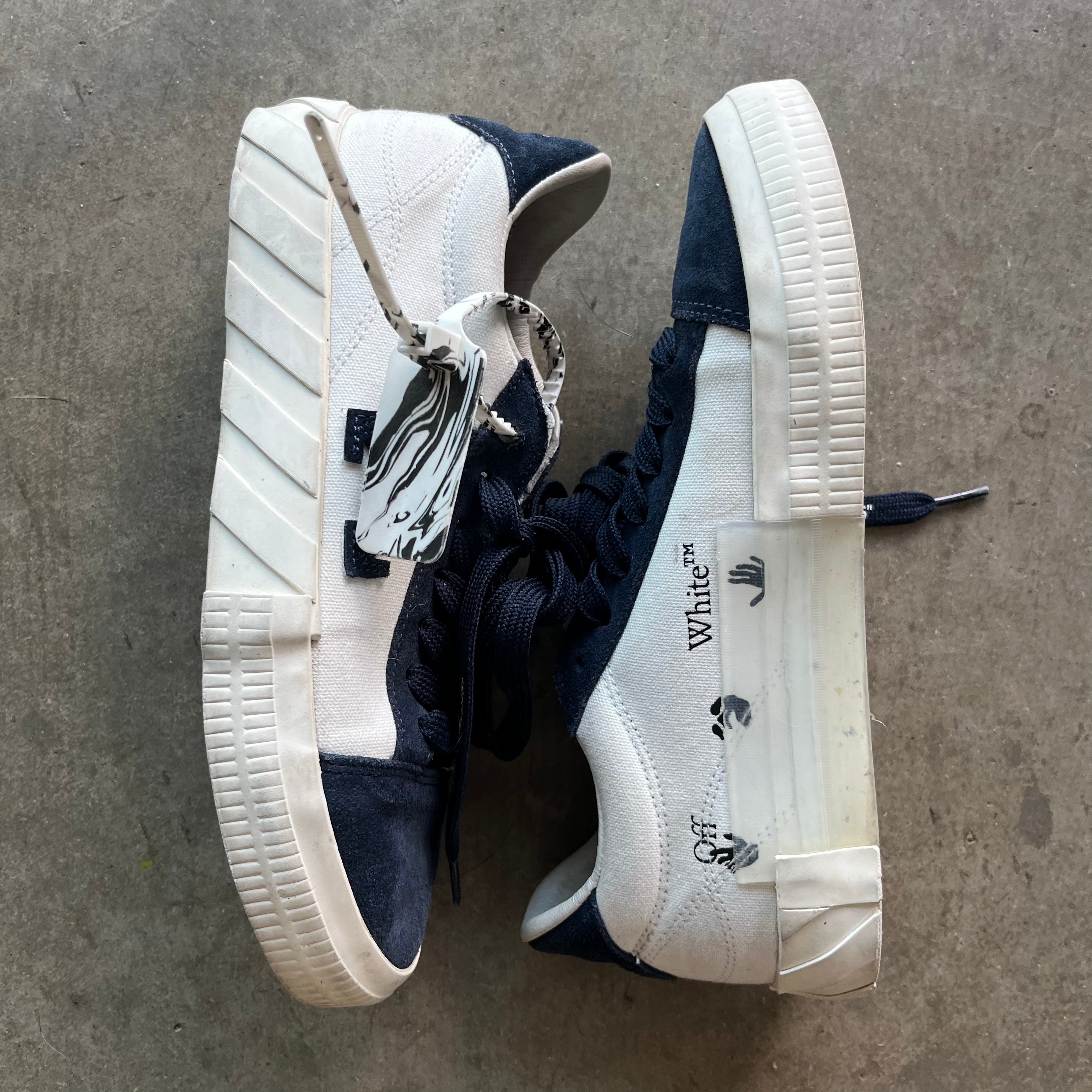 8.5 Used Off White Low Navy Blue