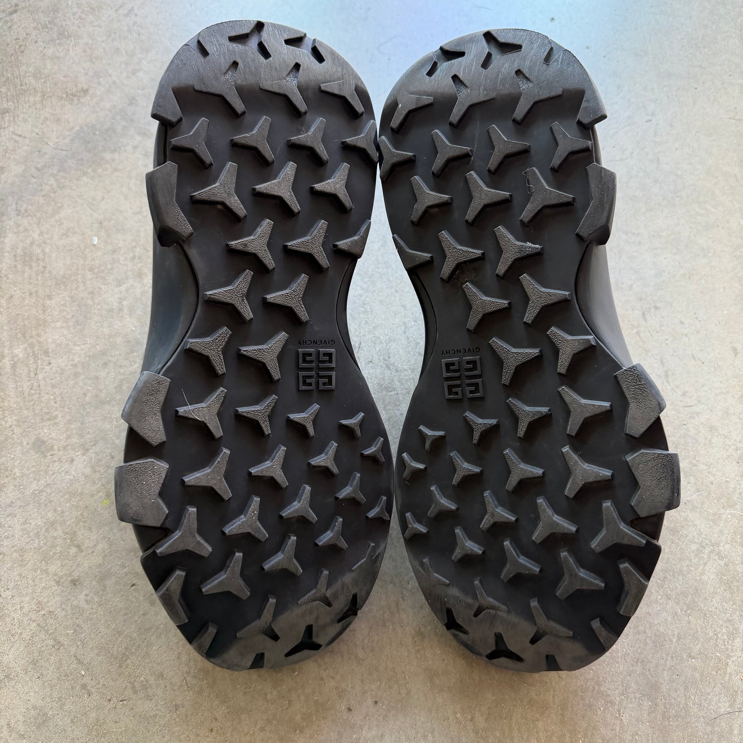 12 Used Givenchy Monumental Mallow Low Rubber Slip On