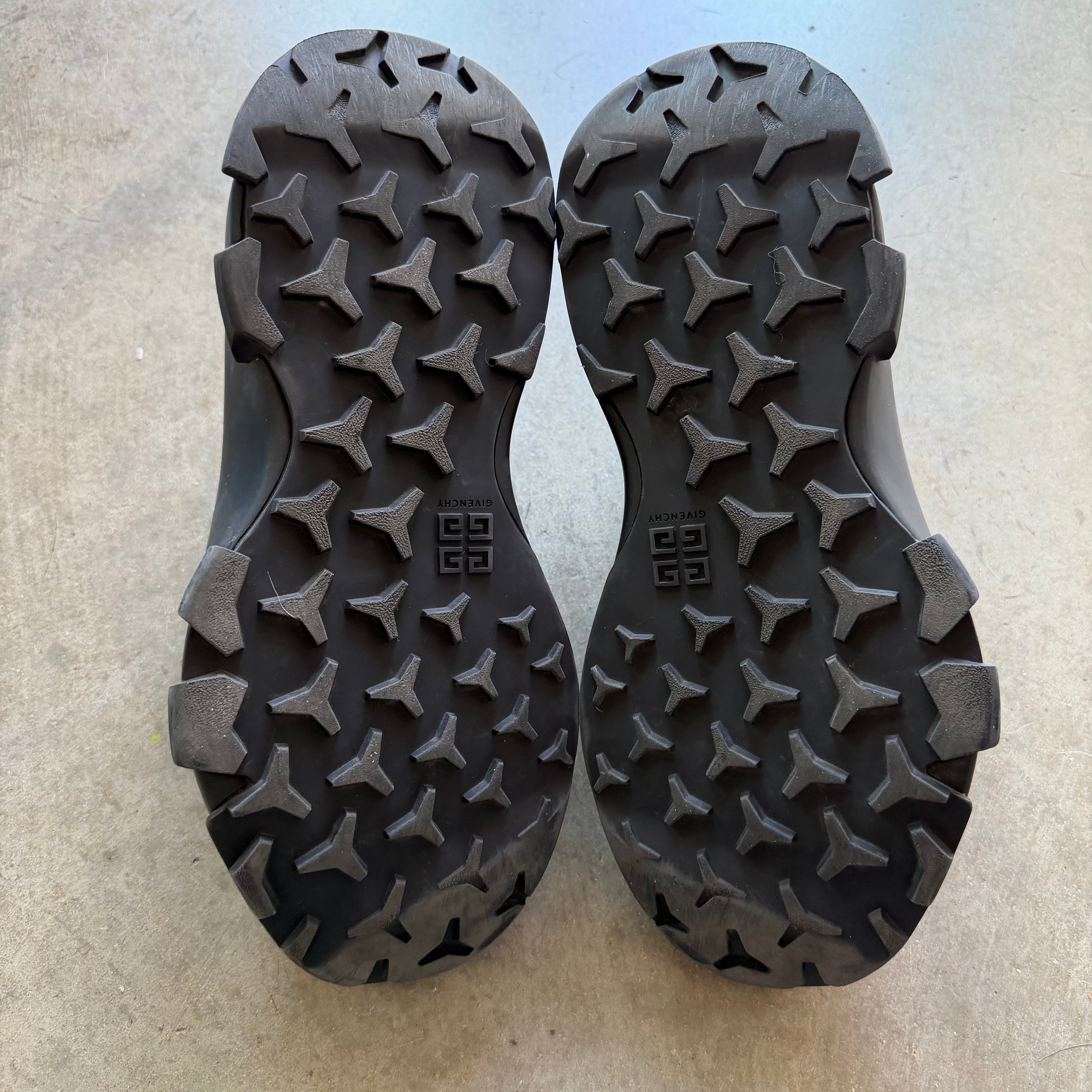 12 Used Givenchy Monumental Mallow Low Rubber Slip On